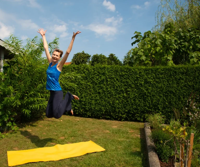 Im Garten trainiert Martina Lichtblau auf einer gelben Matte und springt vor Freude in die Luft.